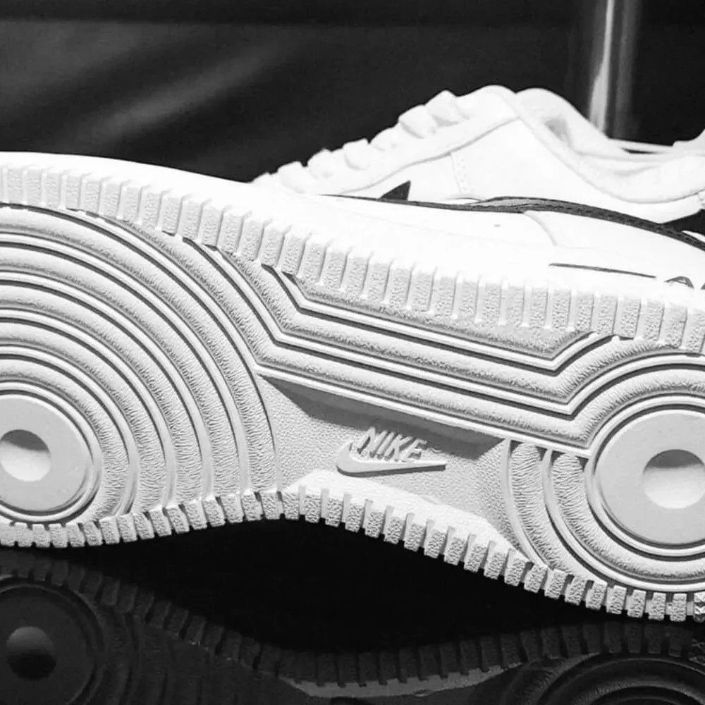 Brand new men’s White low-top sneakers with a clean streetwear look